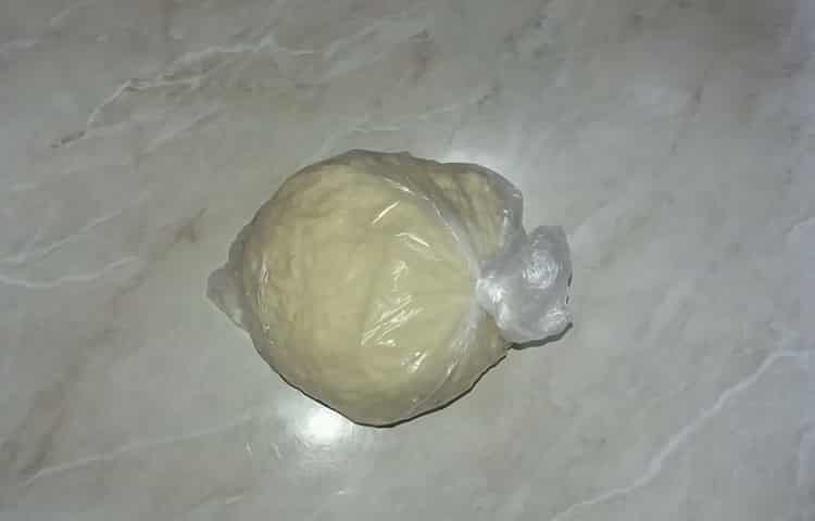 Per cuinar khinkali segons una recepta senzilla amb una foto, amasseu la massa