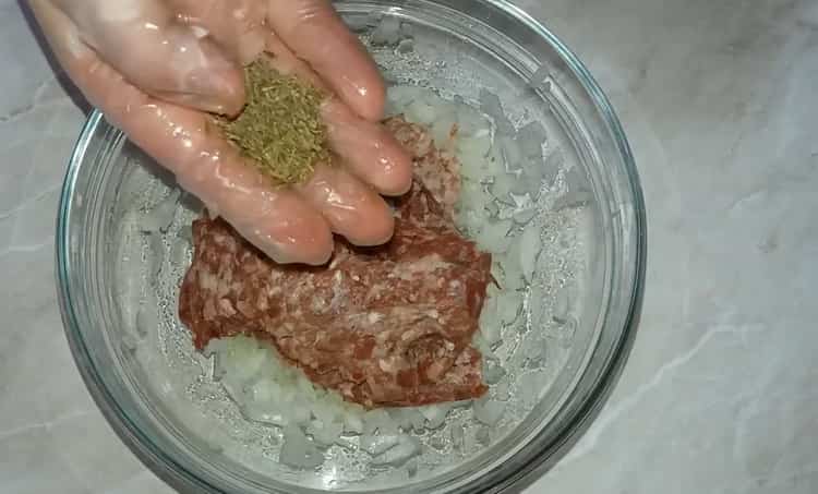 Per preparar khinkali segons una recepta senzilla amb una foto, afegiu espècies al farcit