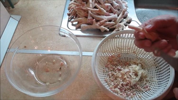 Para preparar la gelatina de las piernas, limpie los ingredientes.