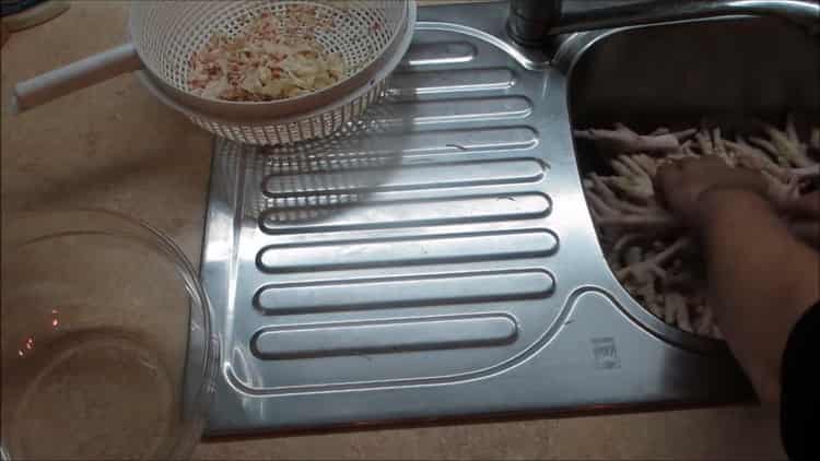 Para preparar la carne gelatinosa de las piernas, lave los ingredientes.