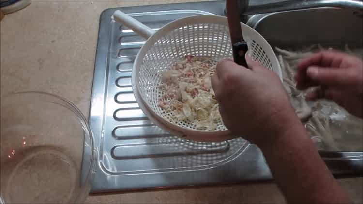 Para preparar la gelatina de las piernas, prepara todo lo que necesitas