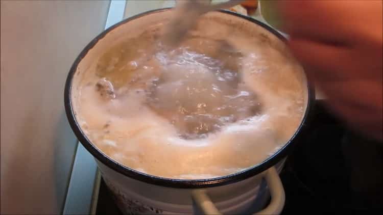 Para hacer carne gelatinosa de las patas, elimine el ruido