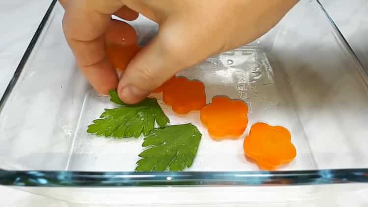 Para decorar gelatinas de pollo, coloque decoraciones