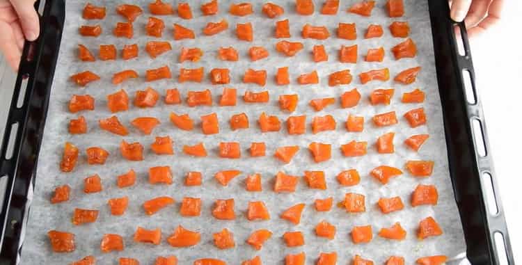 Pentru a face fructe confiate de dovleac acasă, uscați ingredientele