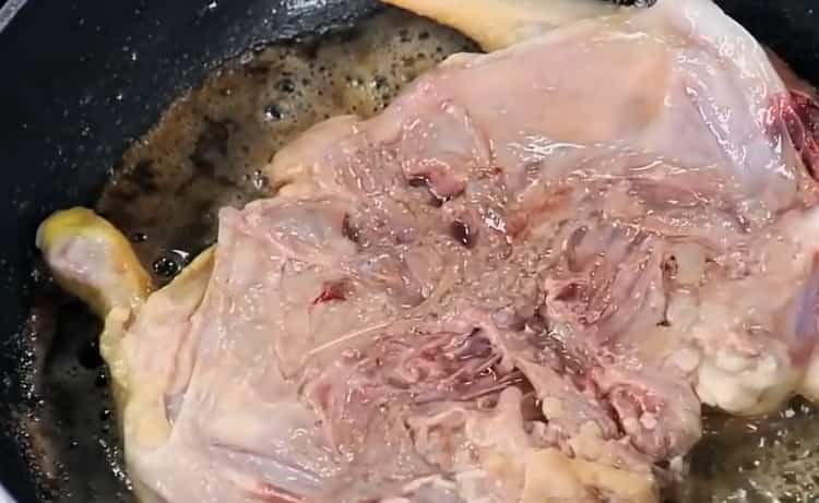 Pour faire cuire le poulet et faire frire la viande dans une poêle, faites-la frire