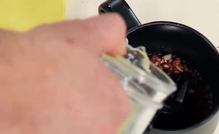 Pour faire du poulet dans une casserole, préparez la sauce