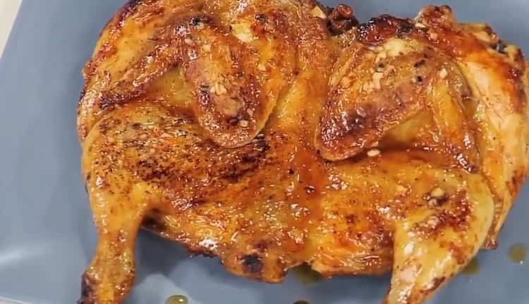 Poulet au tabac délicieux cuit selon une recette simple dans une casserole est prêt