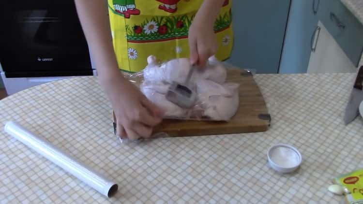 Pentru a găti tutun de pui la cuptor conform unei rețete simple. bate carnea