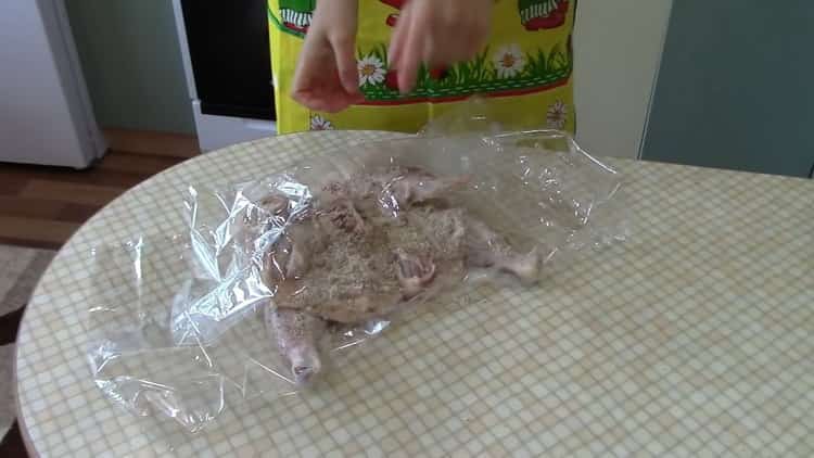 Pentru a găti tutun de pui la cuptor conform unei rețete simple. pune carnea în mânecă