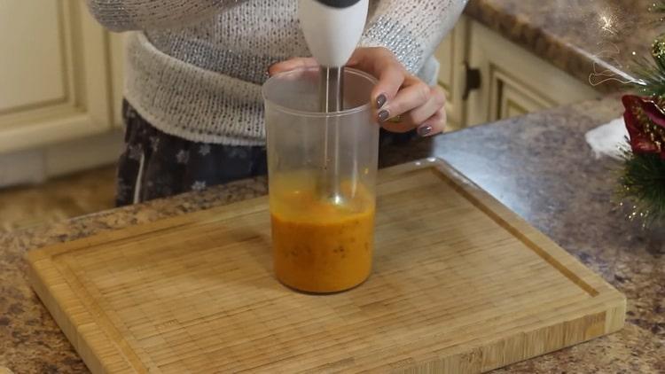 Moer frutas para fazer chá