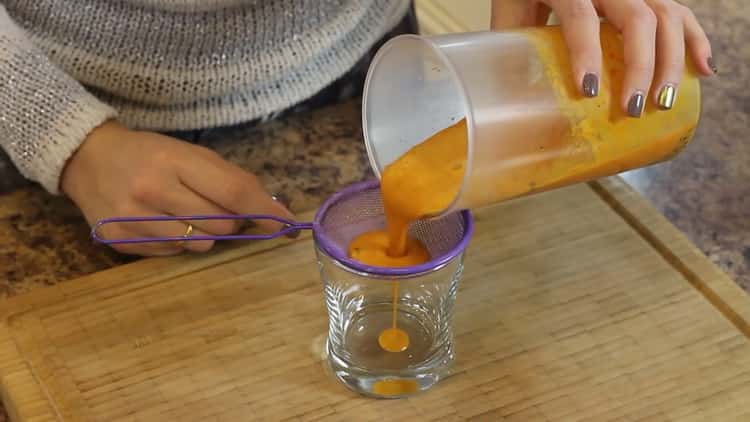 Peneire as bagas através de uma peneira