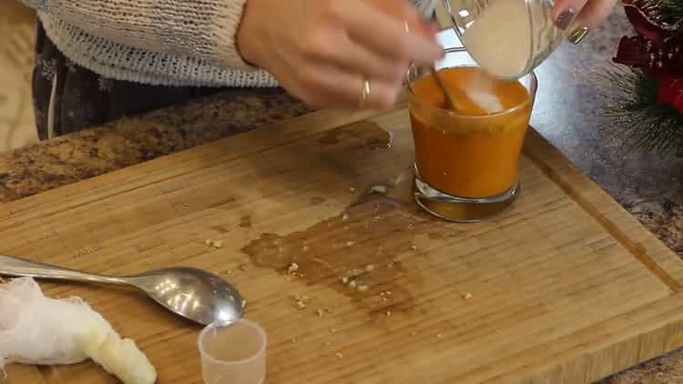 Adicione temperos ao chá