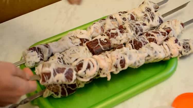 For at tilberede oksekødspydene skal du lægge kød på et spyd