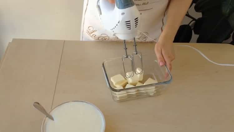 Pentru a face tort de ciocolată cu kefir, bateți untul