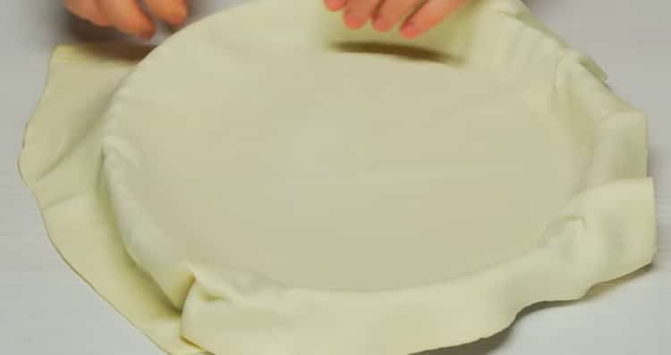 Ilagay ang masa sa oven upang gumawa ng apple pie sa oven