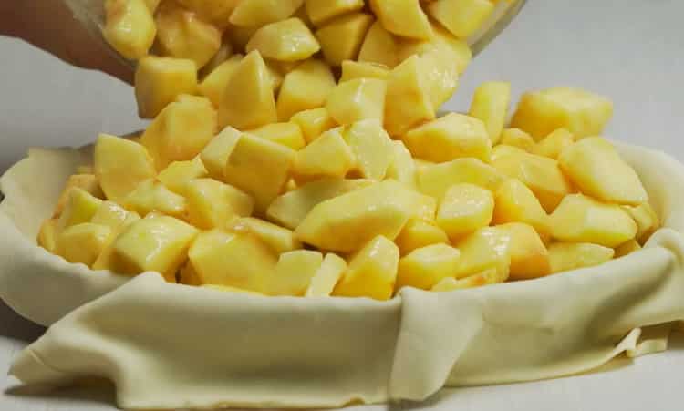 Upang gawing apple pie sa oven, ilagay ang pagpuno sa kuwarta