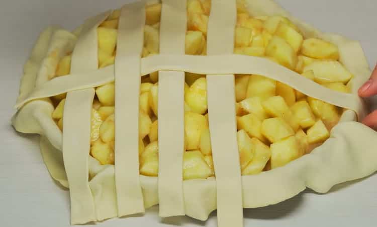 Upang maghanda ng isang pie apple sa oven, ihanda ang lahat ng kailangan mo