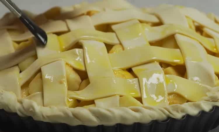 Upang makagawa ng apple pie sa oven, grasa ang kuwarta