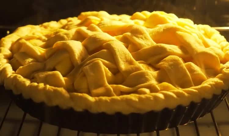 Painitin ang oven upang makagawa ng apple pie