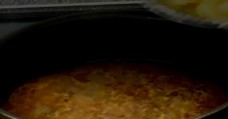 Para preparar pasta con carne, prepare los ingredientes.