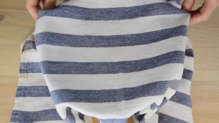 For at lave en julekage skal du dække dejen med et håndklæde