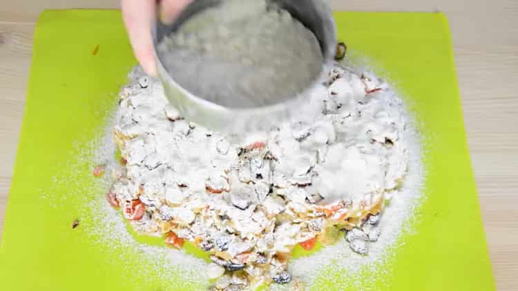 Elt dejen til at lave en julekage.