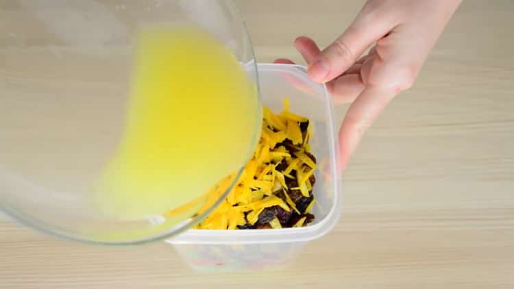 Bland ingredienserne til en julekage.