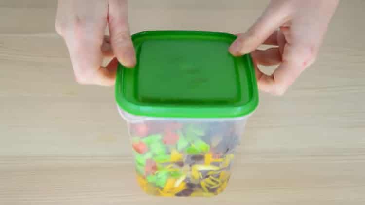 Forbered kandiseret frugt til at lave en julekage