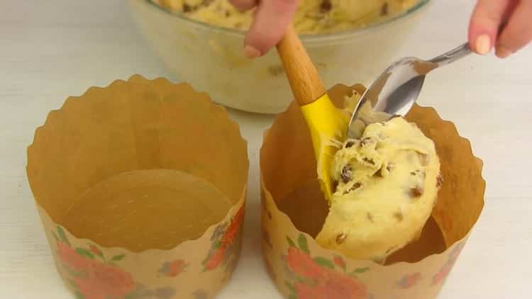 Upang gumawa ng isang sigaw, ilagay ang kuwarta sa amag