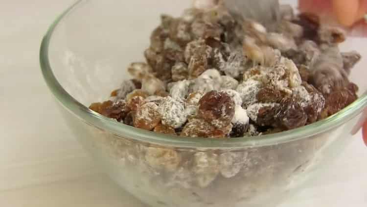 Gumalaw ng mga pasas na may harina upang gumawa ng isang sigaw.