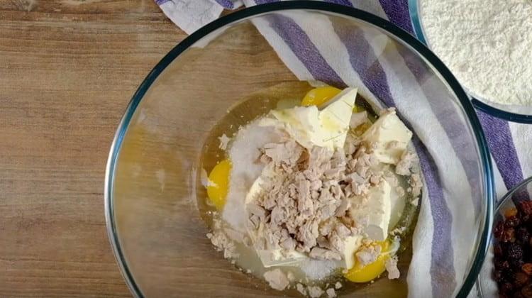 Přidejte také drcené droždí.