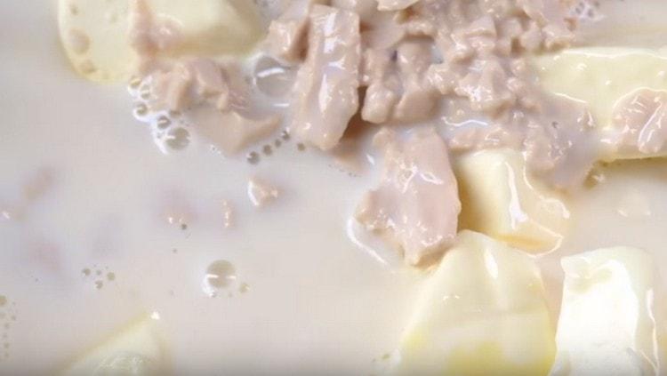 Všechny tyto složky nalijte pečeným mlékem.