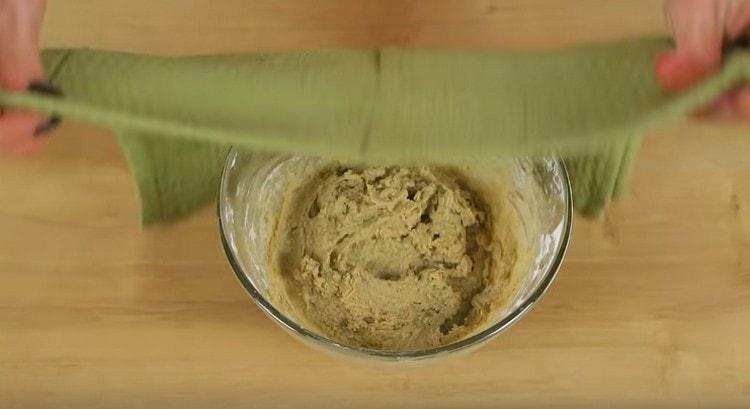 La masa resultante se deja en un lugar cálido para subir.