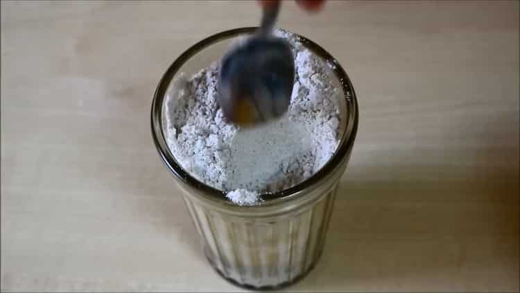 Tamisar la farina per fer el pa