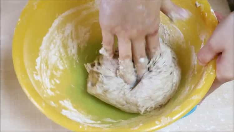 Amassem la massa per fer el pa.