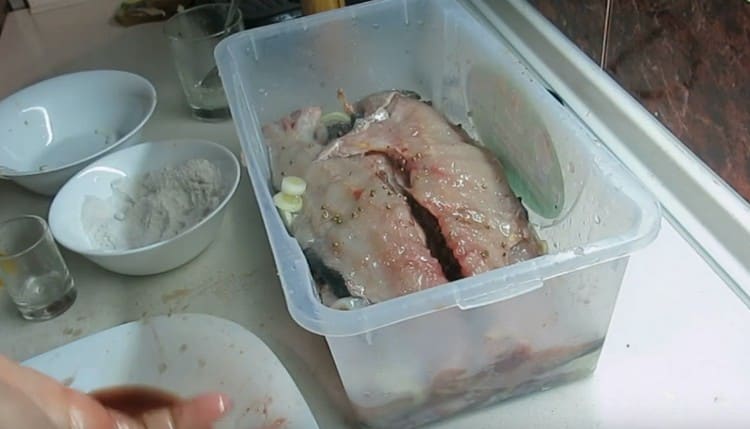 Sur le poisson, étalez le reste de l'oignon.