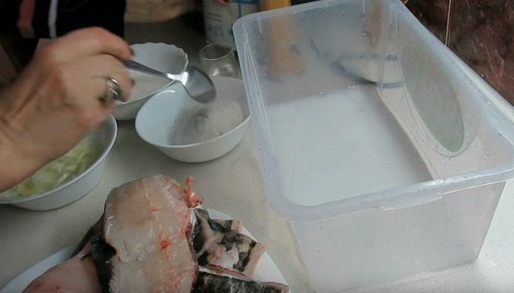 Pour le salage, mélangez le sel avec le sucre.