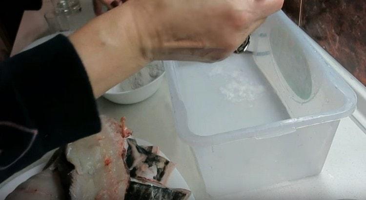 Versez un peu de mélange dans le réservoir de salage au fond.