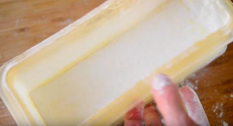 Wir fetten die Kuchenform mit Butter ein und bestreuen sie mit Mehl.