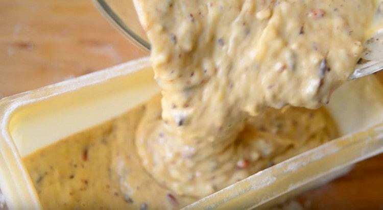 Gieße den Teig in eine Form und schicke ihn in den Ofen.