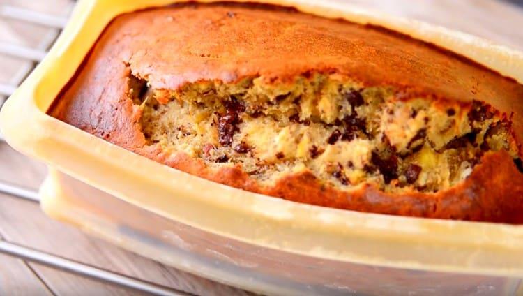 Ein Bananenmuffin im Ofen wird schnell gebacken.