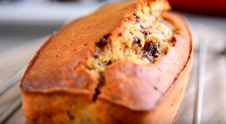 Nach dem vollständigen Abkühlen muss der Cupcake aus der Form genommen werden.