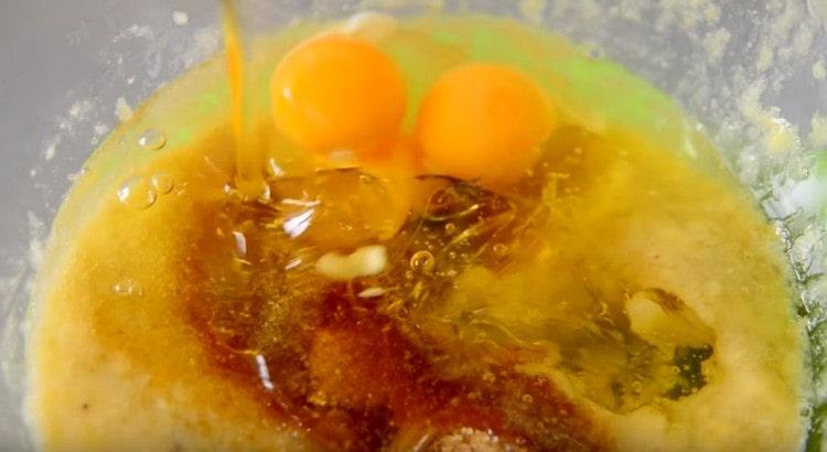 Wir geben Pflanzenöl, Eier, Zucker zu Bananenpüree.