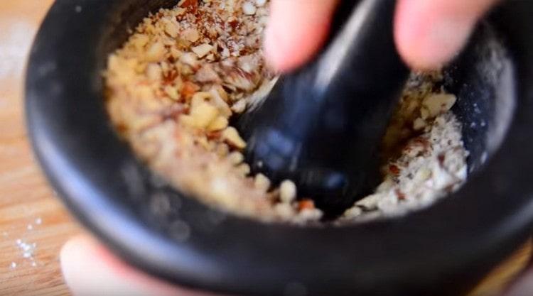 Mahlen Sie die Mandeln in einem Mörser.