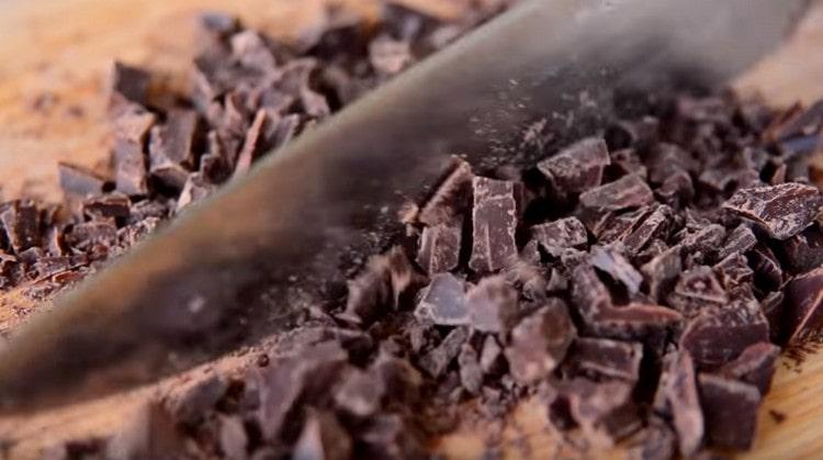 Mit einem winzigen Messer Schokolade.