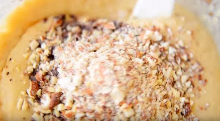 Die Schokoladen- und Mandelkrümel in den Teig gießen und mischen.