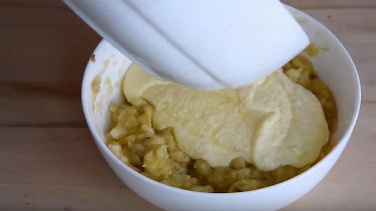 Adăugați masa de ulei în piureul de banane.