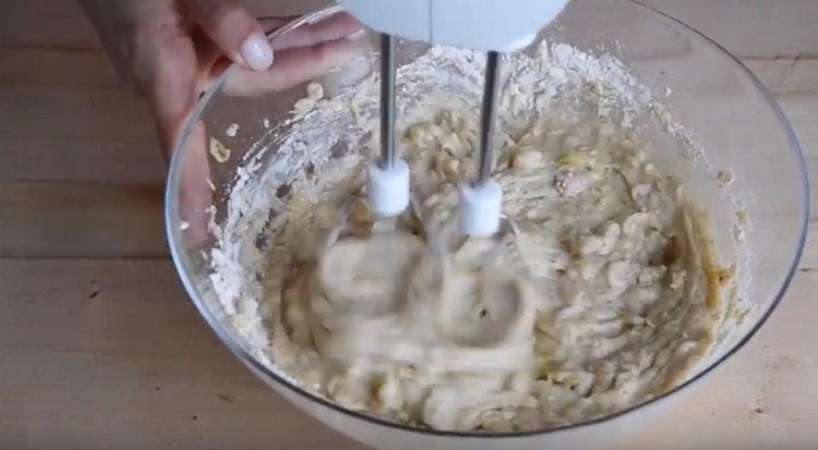 Amestecați componentele uscate și lichide cu un mixer.