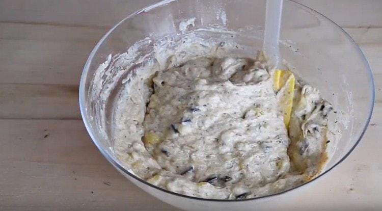 Se amestecă aluatul astfel încât nucile și ciocolata să fie distribuite uniform pe el.