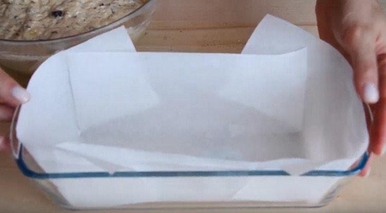 Acoperim tigaia cu tort cu pergament.